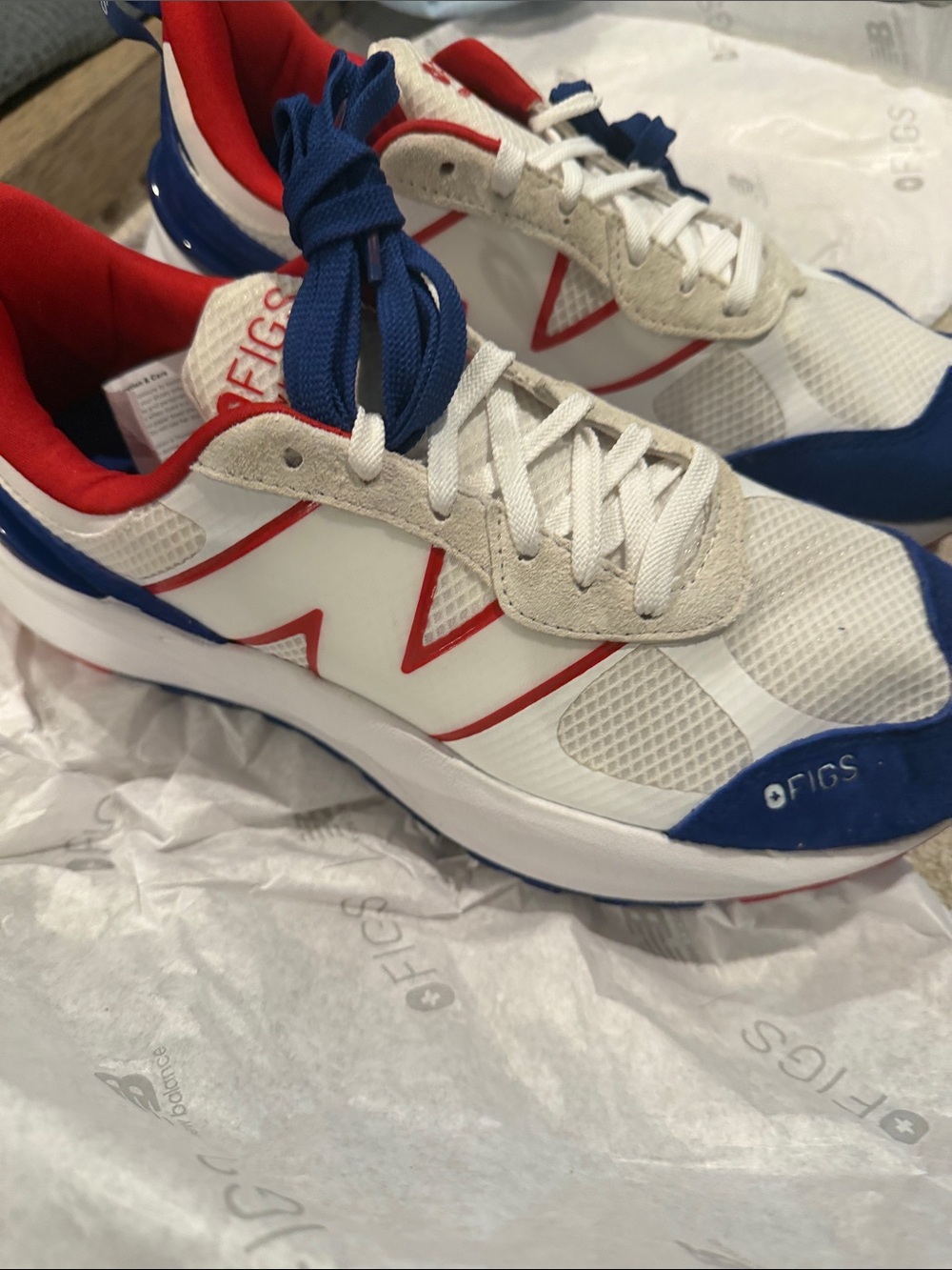 Figs 3447 New Balance -  White, Blue & Red